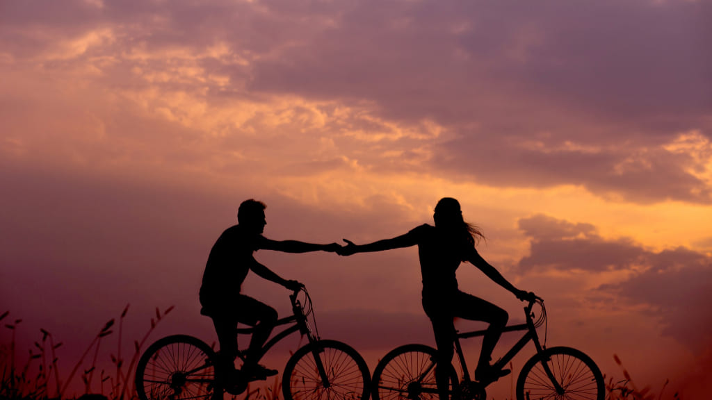 自転車を漕いでいるカップル